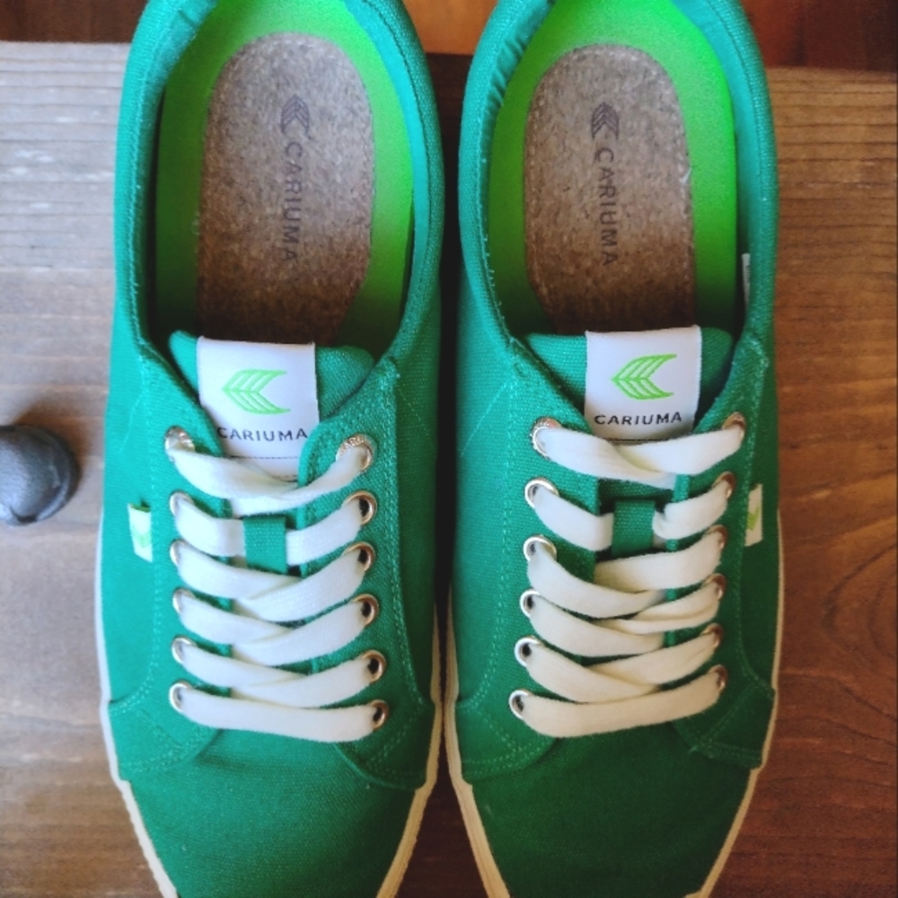 Women's low top Cariuma Sneaker- Green Canvas size 12